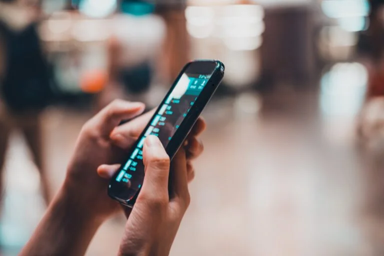 Uma pessoa segurando um smartphone.